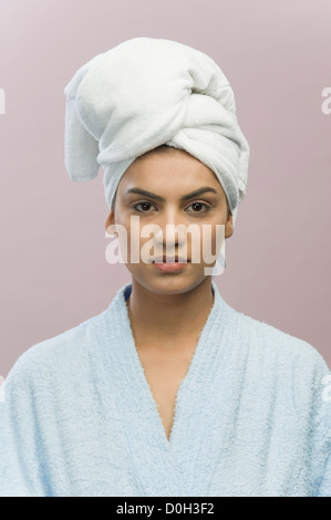 Porträt einer jungen Frau mit dem Kopf in ein Handtuch gewickelt Stockfoto