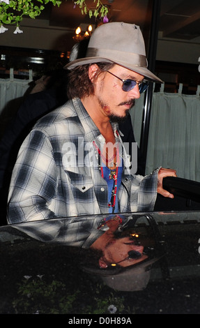 Johnny Depp trägt ein Fedora-Hut und Sonnenbrille fährt um C London Restaurant mit Schnitten und blauen Flecken im Gesicht London, England Stockfoto