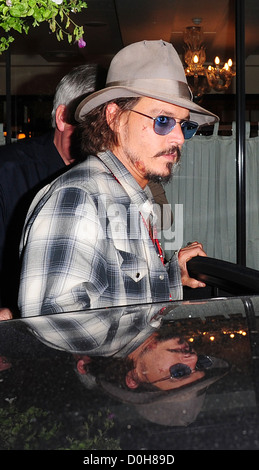 Johnny Depp trägt ein Fedora-Hut und Sonnenbrille fährt um C London Restaurant mit Schnitten und blauen Flecken im Gesicht London, England Stockfoto