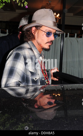 Johnny Depp mit Fedora Hut und Sonnenbrille lässt C Londoner Restaurant mit Schnitten und blauen Flecken im Gesicht London, England- Stockfoto