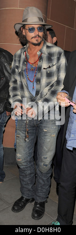 Johnny Depp, tragen ein Fedora-Hut und Sonnenbrille, 'C London' Restaurant verlassen. Depp war sportlich einige Kürzungen auf seinem Gesicht und eine Stockfoto