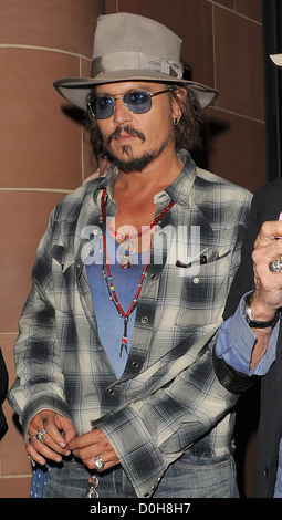 Johnny Depp, tragen ein Fedora-Hut und Sonnenbrille, 'C London' Restaurant verlassen. Depp war sportlich einige Kürzungen auf seinem Gesicht und eine Stockfoto