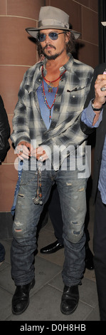 Johnny Depp, tragen ein Fedora-Hut und Sonnenbrille, verlassen 'C London' Restaurant Depp war sportlich einige Kürzungen auf seinem Gesicht und eine Stockfoto