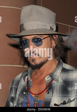 Johnny Depp, tragen ein Fedora-Hut und Sonnenbrille, 'C London' Restaurant verlassen. Depp war sportlich einige Kürzungen auf seinem Gesicht und eine Stockfoto