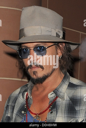 Johnny Depp, tragen ein Fedora-Hut und Sonnenbrille, 'C London' Restaurant verlassen. Depp war sportlich einige Kürzungen auf seinem Gesicht und eine Stockfoto