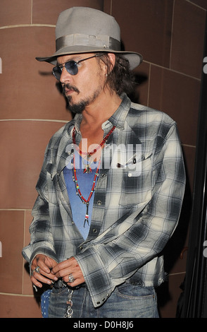 Johnny Depp, mit Fedora Hut und Sonnenbrille, 'C London' Restaurant verlassen. Depp war sportlich einige Kürzungen auf seinem Gesicht, und Stockfoto