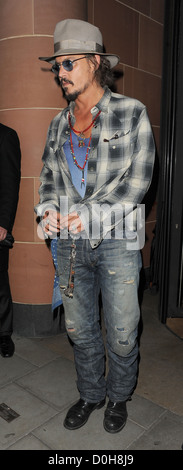 Johnny Depp, tragen ein Fedora-Hut und Sonnenbrille, 'C London' Restaurant verlassen. Depp war sportlich einige Kürzungen auf seinem Gesicht und eine Stockfoto