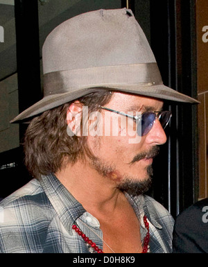 Johnny Depp, tragen ein Fedora-Hut und Sonnenbrille, 'C London' Restaurant verlassen. Depp war sportlich einige Kürzungen auf seinem Gesicht und eine Stockfoto