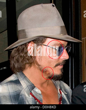 Johnny Depp, mit Fedora Hut und Sonnenbrille, 'C London' Restaurant verlassen. Depp war sportlich einige Kürzungen auf seinem Gesicht, und Stockfoto