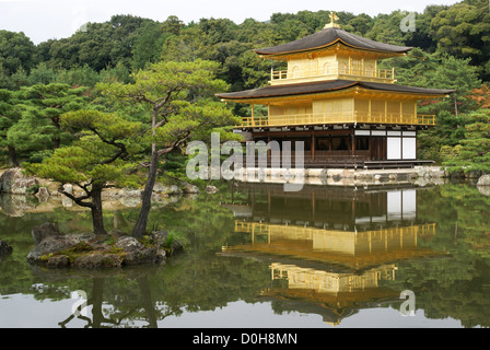 Japan, Kyoto, Zen-buddhistischen Tempel Kinkaku-Ji (Tempel des goldenen Pavillons), AKA Rokuon-Ji (Hirsch-Garten-Tempel) Stockfoto