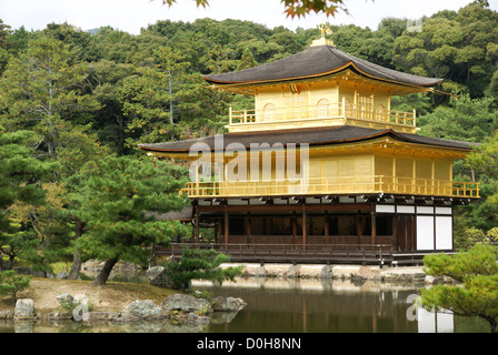 Japan, Kyoto, Zen-buddhistischen Tempel Kinkaku-Ji (Tempel des goldenen Pavillons), AKA Rokuon-Ji (Hirsch-Garten-Tempel) Stockfoto