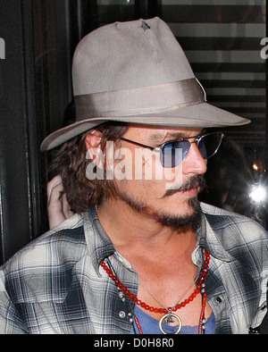 Johnny Depp, der scheint noch Film Make-up von Schnitten und blauen Flecken tragen Blätter C London Restaurant Fedora Hut und Stockfoto