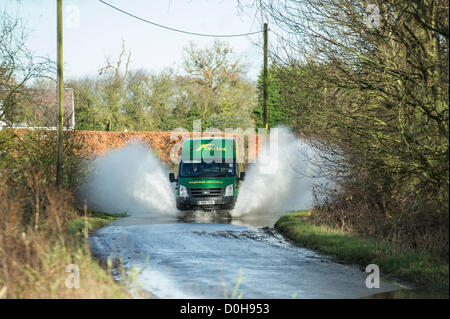 Billericay, Essex, England. Den letzten starken Regen und aufgeweichten Boden führte zu viel Oberflächenwasser in Orten in Essex. Dies hat einige Treiber ertappt, wie sie diese Pfützen mit Geschwindigkeit schlagen die überflutete Motoren und kommen zum Stillstand im Wasser führen kann. Ein City Link van macht Furore durch das Wasser. Stockfoto