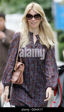 Claudia Schiffer zu Fuß ihren Sohn zur Schule London, England - 16.09.10 Stockfoto