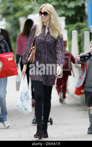 Claudia Schiffer zu Fuß ihren Sohn zur Schule London, England - 16.09.10 Stockfoto