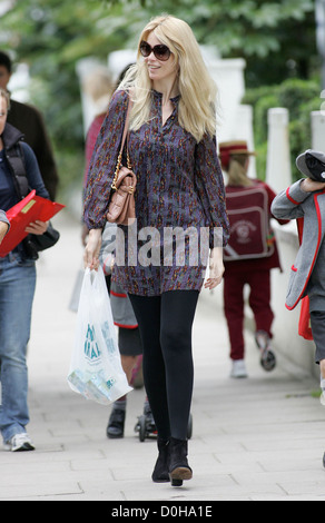 Claudia Schiffer zu Fuß ihren Sohn zur Schule London, England - 16.09.10 Stockfoto