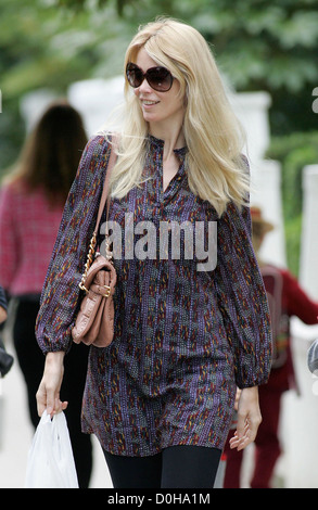 Claudia Schiffer zu Fuß ihren Sohn zur Schule London, England - 16.09.10 Stockfoto