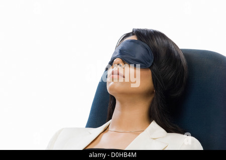 Geschäftsfrau trägt Augenmaske und schlafen Stockfoto