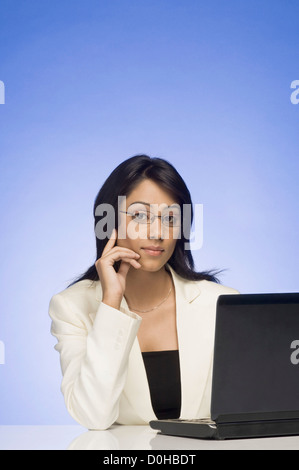 Porträt von eine Geschäftsfrau auf einem Laptop arbeiten Stockfoto