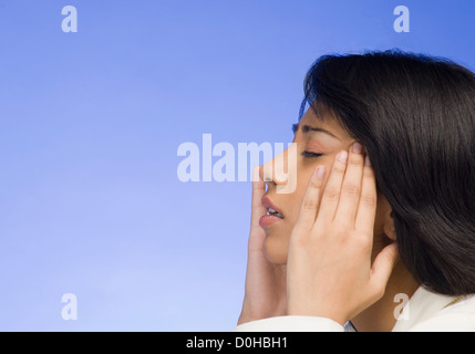 Frustriert Geschäftsfrau mit dem Kopf in die Hände Stockfoto