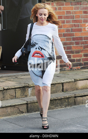 Kylie Minogue trägt einen auffälligeren Grafik Print Kleid London, England - 22.09.10 Stockfoto