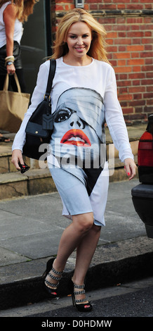 Kylie Minogue trägt einen auffälligeren Grafik Print Kleid London, England - 22.09.10 Stockfoto