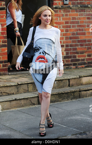 Kylie Migue tragen einen auffälligeren Grafik Print Kleid London, England Stockfoto