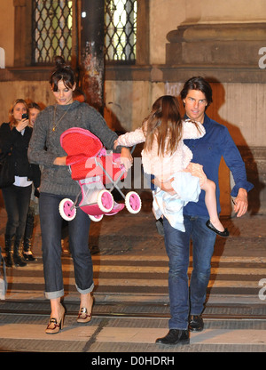 Tom Cruise mit Ehefrau Katie Holmes und Tochter Suri zurück zu ihrem Hotel Prag nach Essen zu gehen. Prag, Tschechische Republik- Stockfoto