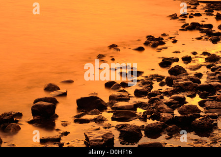 Sunrise Himmel spiegelt sich in Munising Bay Küste Gewässer, Munising, Michigan, USA Stockfoto