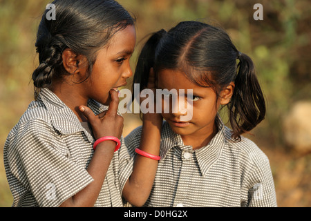 Indische Mädchen flüsterte ein anderes Mädchen Andhra Pradesh in Indien Stockfoto