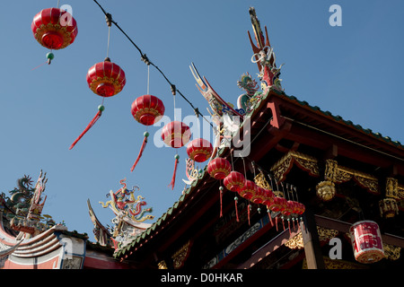 Chinesische Laternen schmücken die Cheah Kongsi Tempel in Georgetown, Penang, Malaysia Stockfoto