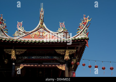 Chinesische Laternen schmücken die Cheah Kongsi Tempel in Georgetown, Penang, Malaysia Stockfoto