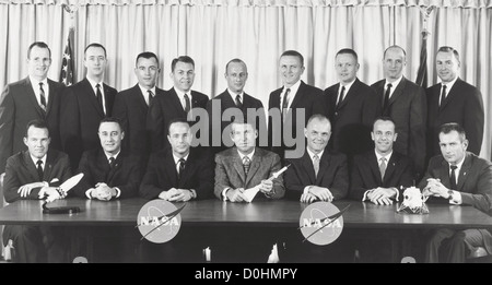 Astronaut Gruppe 1 und 2. Die ursprünglichen sieben Mercury Astronauten ausgewählt von der NASA im April 1959, sitzen (von links nach rechts): L. G Stockfoto