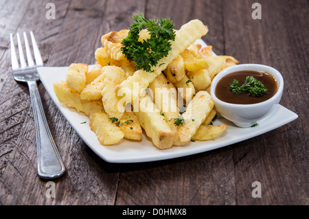 Frisch gebraten Pommes Frites auf Holz Stockfoto