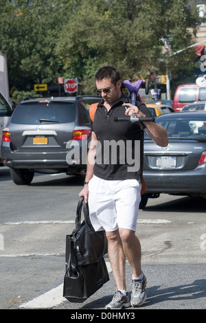 Hugh Jackman zu Fuß nach Hause, nach der Erhebung seiner Tochter von der Schule New York City, USA Stockfoto