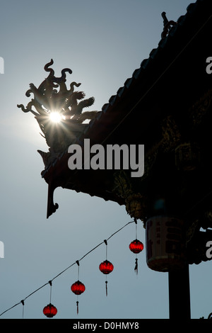 Die Sonne bricht durch eine reich verzierte Kreuzblume Cheah Kongsi Tempel in Georgetown, Penang, Malaysia Stockfoto