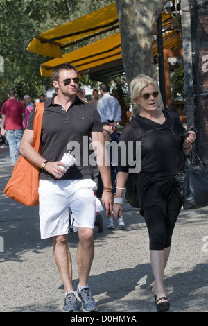 Hugh Jackman und Deborra-Lee Furness zu Fuß nach Hause mit ihrer Tochter nach dem Sammeln sie von New York City, USA - Schule Stockfoto