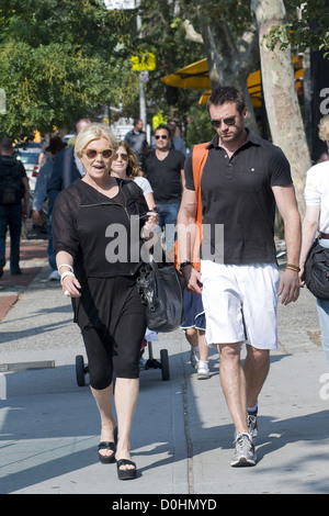 Hugh Jackman und Deborra-Lee Furness zu Fuß nach Hause mit ihrer Tochter nach dem Sammeln sie von New York City, USA - Schule Stockfoto