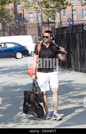 Hugh Jackman zu Fuß nach Hause, nach der Erhebung seiner Tochter von der Schule New York City, USA Stockfoto