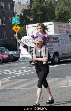 Deborra-Lee Furness zu Fuß nach Hause mit ihrer Tochter Ava nach der Erhebung ihr School New York City, USA - 23.09.10 Stockfoto