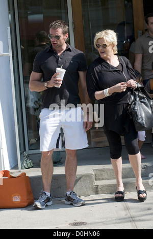 Hugh Jackman und Deborra-Lee Furness zu Fuß nach Hause mit ihrer Tochter nach dem Sammeln sie von New York City, USA - Schule Stockfoto