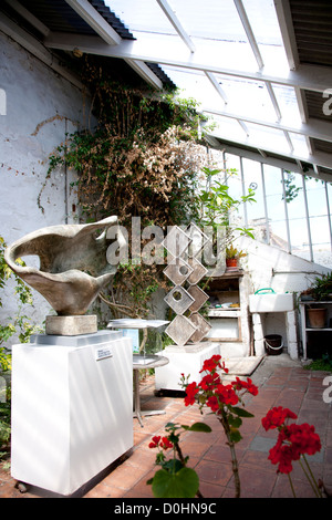 Ein Blick ins Innere des Studios im Barbara Hepworth Museum in St Ives. Stockfoto