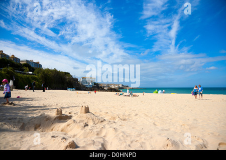 Ein Blick auf eine Sandburg am Strand Porthminster mit dem Hafen im Hintergrund Stockfoto