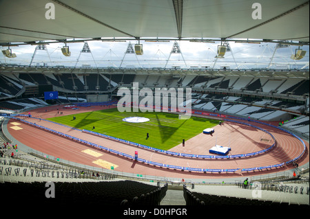 Eine Innenansicht des Olympiastadions Blick hinunter auf die Laufstrecke. Stockfoto