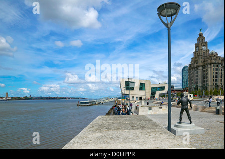 Ein Blick über die regenerierten Pier Head-Bereich von Liverpool mit dem Leber-Gebäude im Hintergrund. Stockfoto