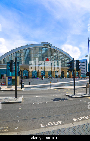 Ein Blick auf der anderen Straßenseite zum Haupteingang des Bahnhofs Liverpool Lime Street. Stockfoto
