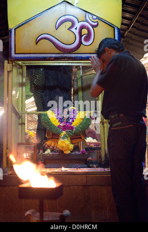 Ein Hindu Anhänger betet in einem Ganesh Schrein in Little India, Penang, Malaysia Stockfoto