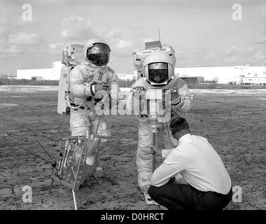 Die beiden Mitglieder der Apollo 13-Crew, die auf dem Mond Fra Mauro Region in die Mondfähre in diesem Frühjahr landet unterzog sich eine w Stockfoto