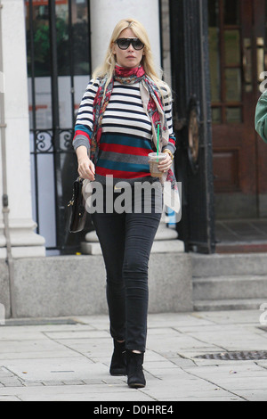 Claudia Schiffer nach dem Fallenlassen ihres Sohnes an der Schule in London, England - 24.09.10 Stockfoto