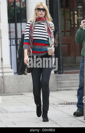 Claudia Schiffer nach dem Fallenlassen ihres Sohnes an der Schule in London, England - 24.09.10 Stockfoto